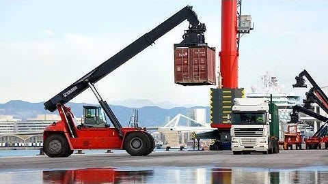 Kalmar DRF450 reachstacker