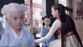 Fengjiu secretly gave birth to Emperor 's child(gungun), his white hair is just like emperor.