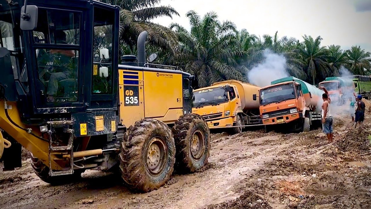 Tantangan Berat ‼️ Evakuasi 2 Truk Tangki CPO Terperosok Kubangan Lumpur Berjalan Dramatis