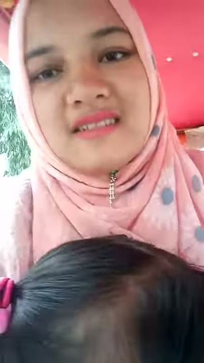 Nomnom & Mama ' naik kuda'