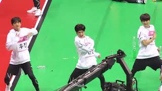 ISAC 2018 Stray Kids dancing to TWICE - Dance The Night Away | Dubu Once Resimi