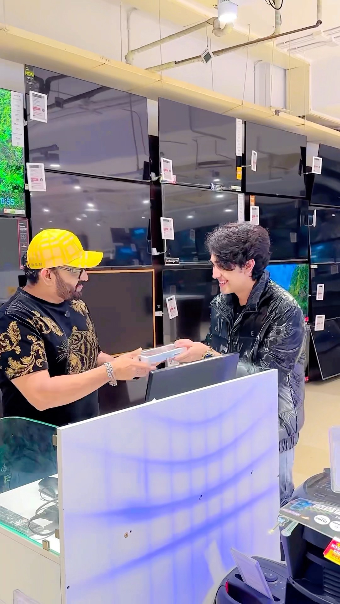 16 pro max ke liye sirf 100rs kam?? #zidaanshahidaly #comedy #shorts