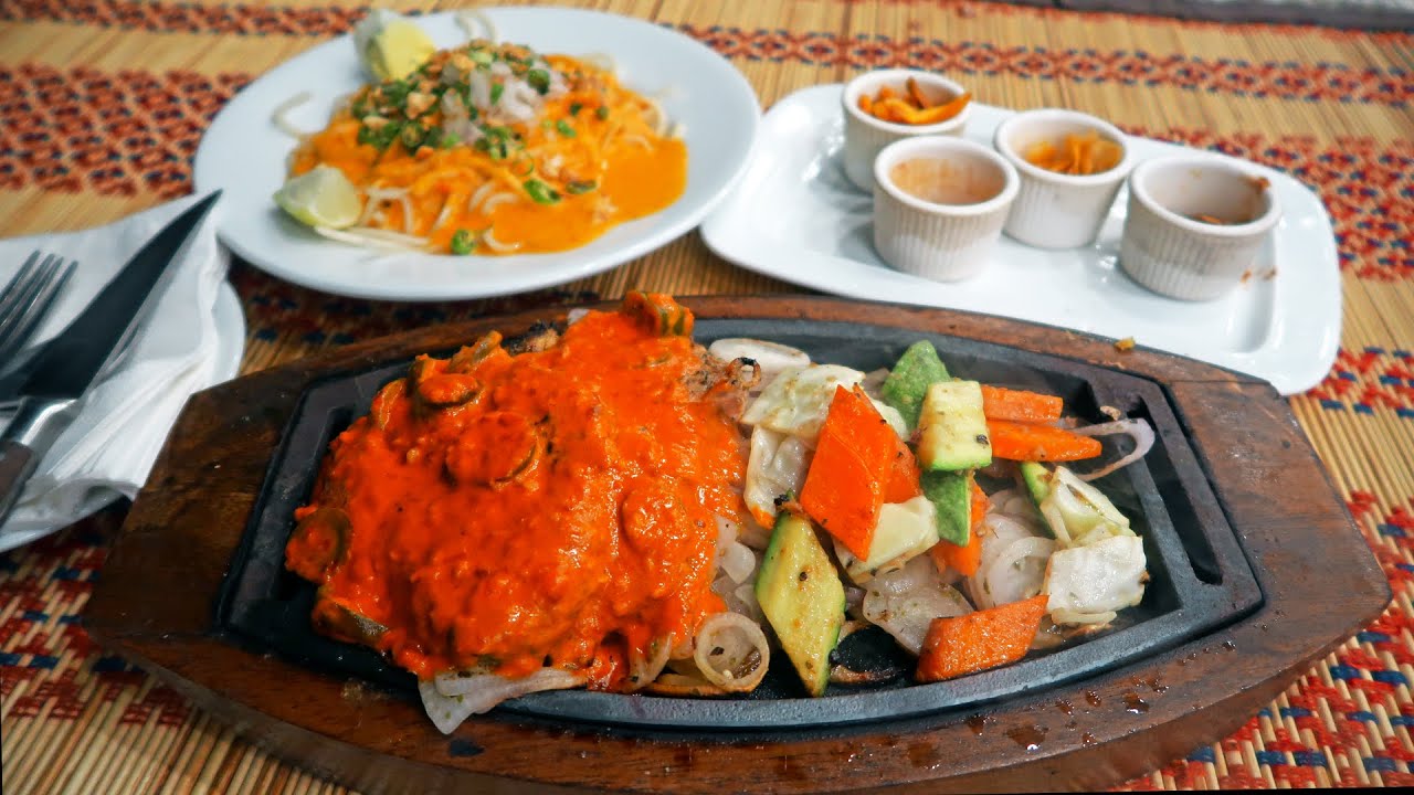 Amazing Sizzling Grilled Chicken + Khaosuey + Crispy Parathay | Pakistani Food | Karachi Street Food | Street Food PK