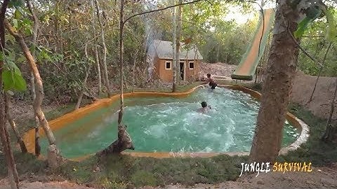 INSOLITE...Construction d'une cabane avec piscine en plein milieu de la jungle
