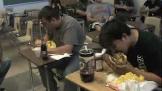 Matt VS Leo-Hamburger eating contest