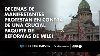 Decenas de manifestantes protestan en contra de una crucial paquete de reformas de Milei