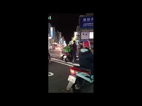 外送員逆向違規辱警還落跑 遭壓制上銬竟嚎啕大哭