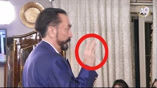 Adnan Oktar ayağa kalkıp bu işareti yaptı