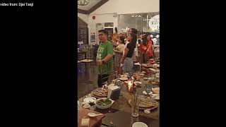 Balutin Mo Ako - Philippine Madrigal Jokingly Sings As Diners Wrap Foods For Takeout.