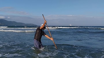 How to catch the sparkling #snails by the sea shore? Cào ốc ruốc trên bãi biển Mỹ Khê.