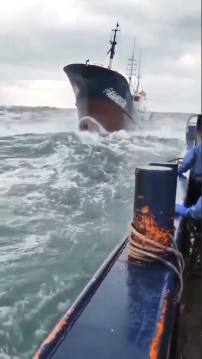 kapal berjuang di tengah badai