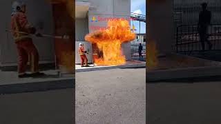 فيديو توعوي...لا تستخدم #الماء مطلقا لمحاولة اطفاء #حريق زيت الطهي ...(القلي)
