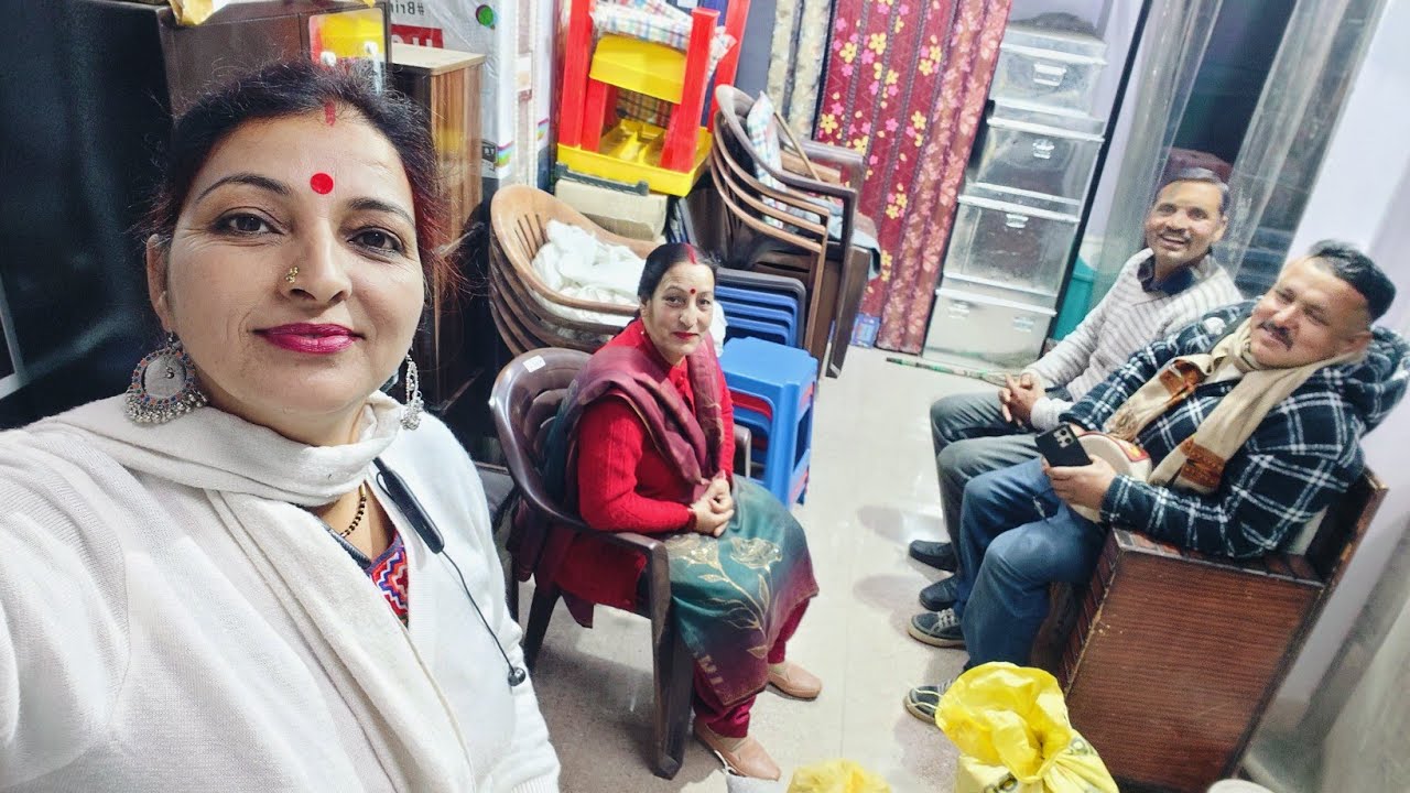 आज गायों को बाहर ही दूह दिया और चल पड़े पति पत्नी रात को कहीं