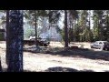 T-55-taistelupanssarivaunu jyrää pikkuauton