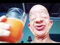 Hombre calvo tomando jugo de naranja d