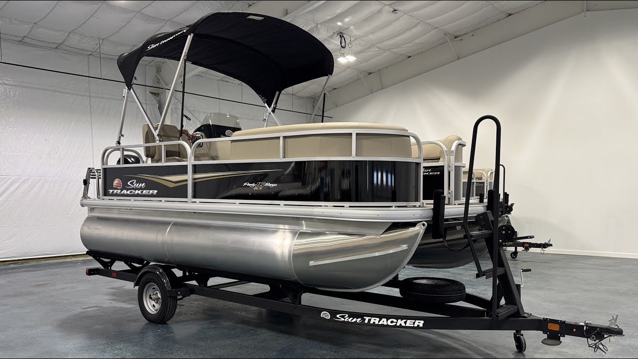 2025 Sun Tracker Party Barge 16 