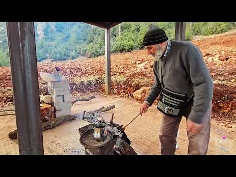 حياة بسيطة وبناء غرفة صغيرة مع تجهيزات الحطب