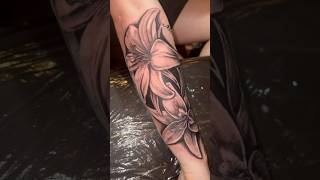 Lily tattoo SCARS cover up 🌺 #lily #flowertattoo #realistictattoo #tattooart #shorts #tattoo