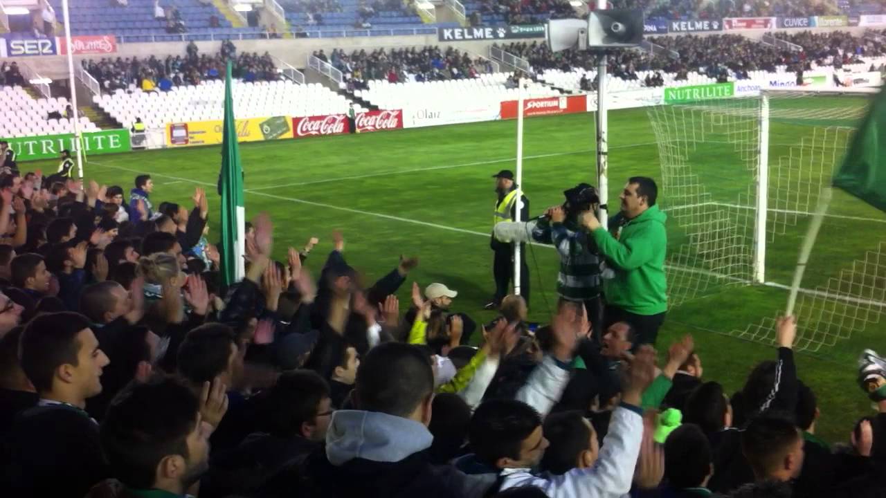 La gradona alentando al equipoo en las buenas y en las malas