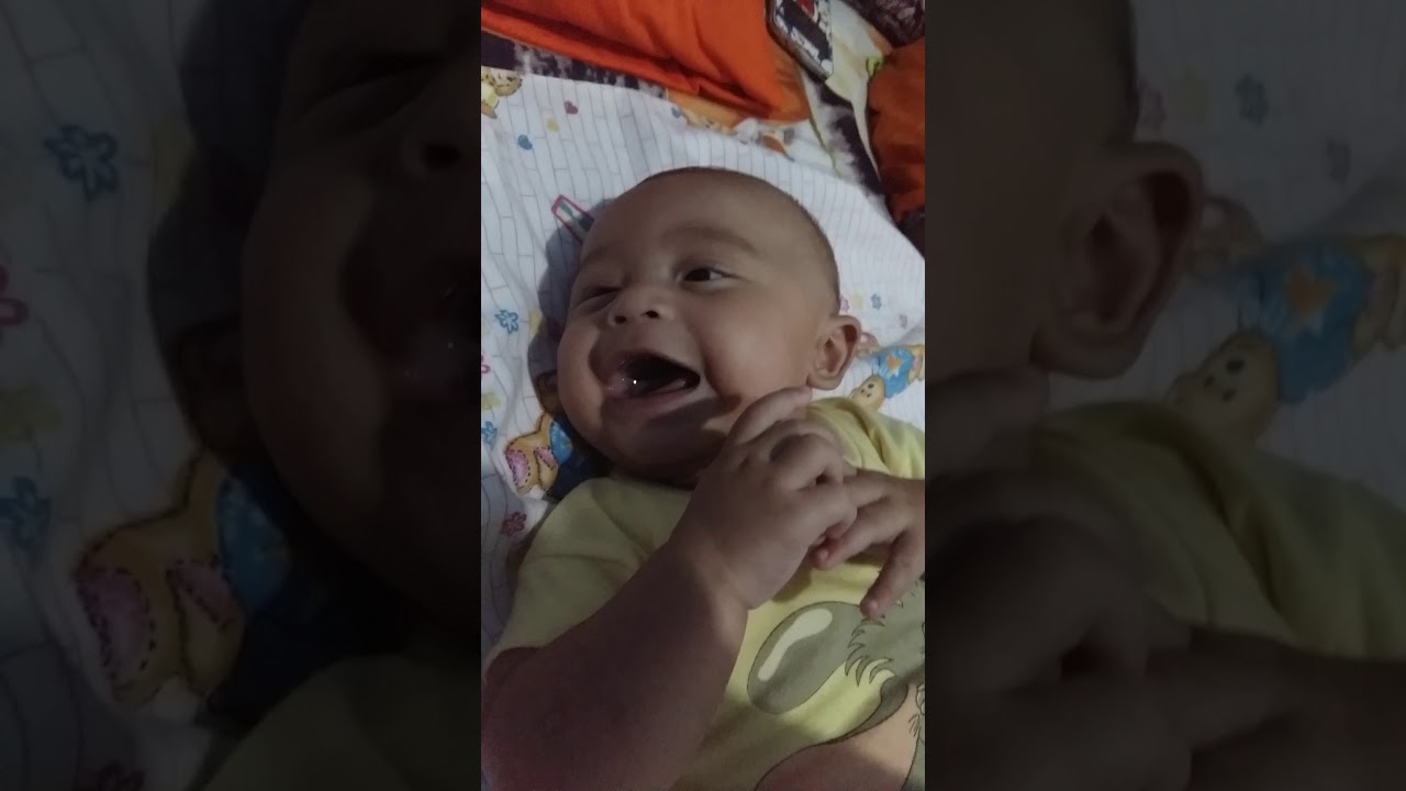 Bayi ketawa 