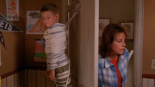"Something's wrong here" scene (HQ) | S1 E2 -Malcolm In The Middle