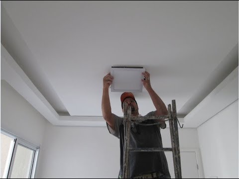 Vídeo: Como você instala lâmpadas de telha de teto?