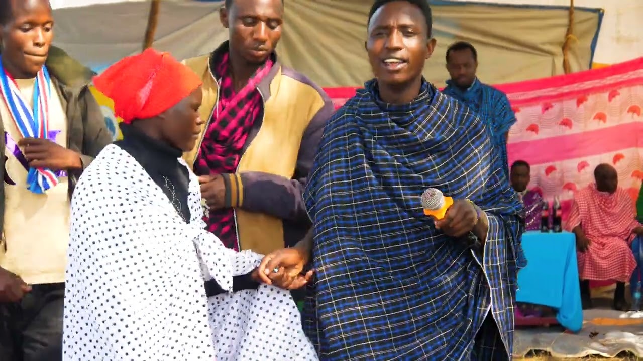 Emmanuel Tangwai akiimba orkiyio katika uzinduzi wa Isaya Siria