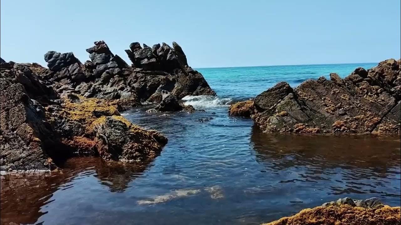 На пляже Болония Испания, спокойный океан, золотистый песок, красивые ...