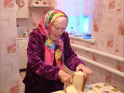 В свои 90 она печет хлеб, разводит кур, хлопочет по хозяйству
