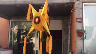 Excelente trabajo de mi familia en hacer este modelo de piñata navideña