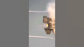 Fighter Breaks Sound Barrier طائرة حربية تخترق حاجز الصوت 