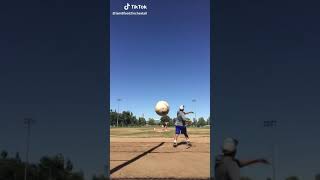 فيديو مضحك اصطدام كرة البيسبول بالمصور