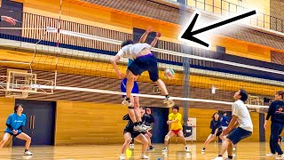 (Volleyball match) His aerial posture is so strange