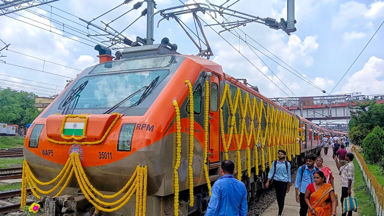 भागलपुर गोमती नगर अमृत भारत एक्सप्रेस सज धज कर दुल्हन की तरह WAP5 लोको के साथ प्रस्थान करती हुई