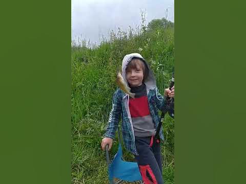 внук первый раз на рыбалке и это его первая рыба - YouTube
