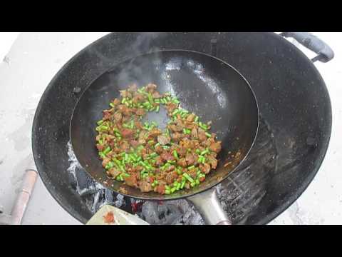 Nyhtökaura-nachopaistos 4-6 annosta 200 g terttu- tai miniluumutomaatteja 1 punainen paprika 2-3 val. 
