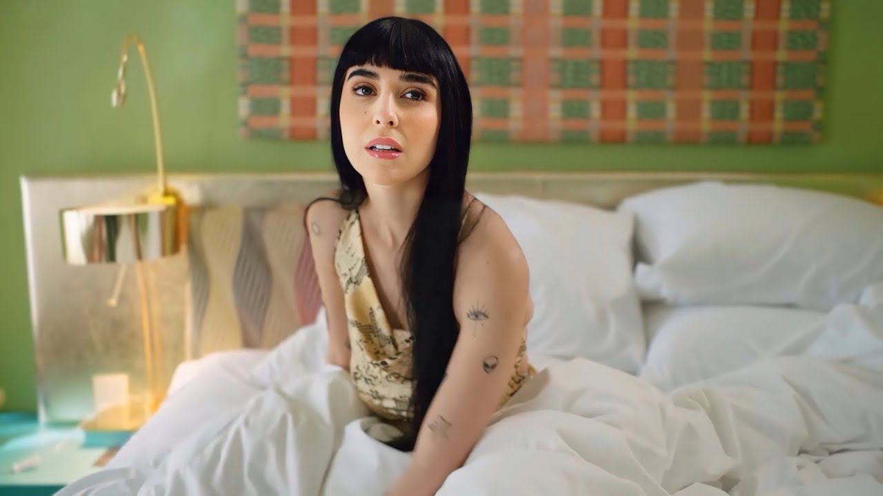 مختل بيطلب فلوس من البنات مقابل انه میفضحهمش بسبب عقدته من امه