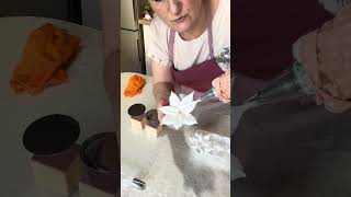 картинка: Пуансеттия из зефира🌺🎄❄️ двумя насадками😊👌 + окрашивание😊