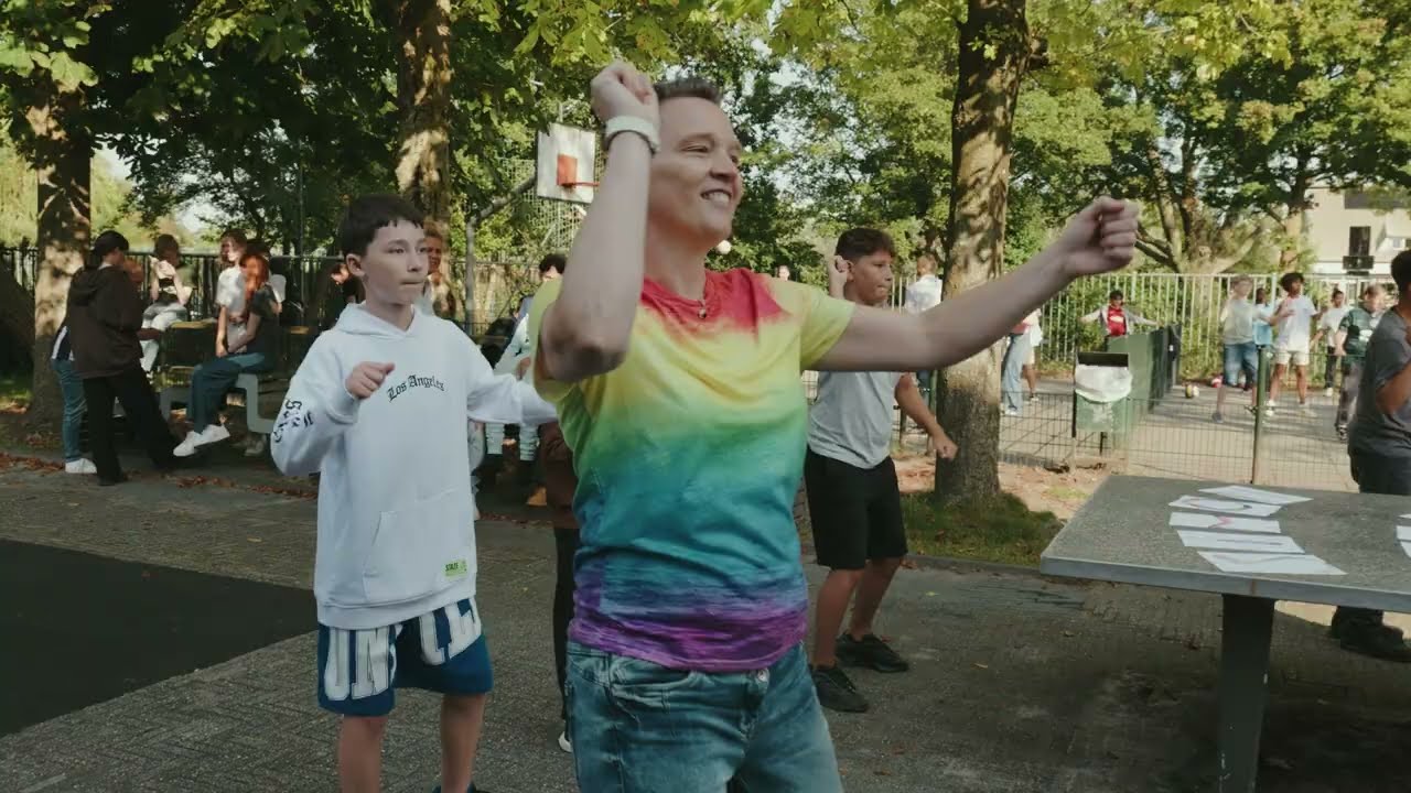 Simon van Hasseltschool start het jaar dansend - Flashmob