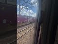 架線があるはずの線路を走るディーゼル機関車と貨物