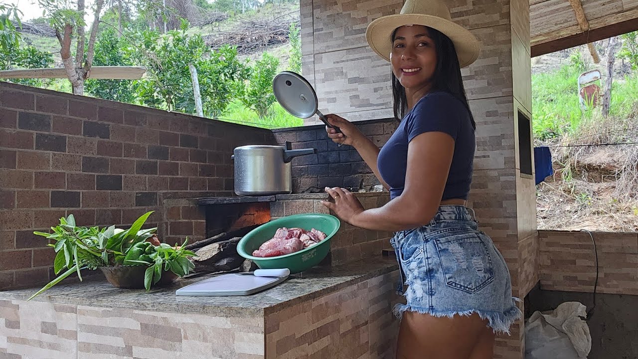 Vida na roça de muito trabalho, preparei costela com charque na cebola no fogão de lenha 😋