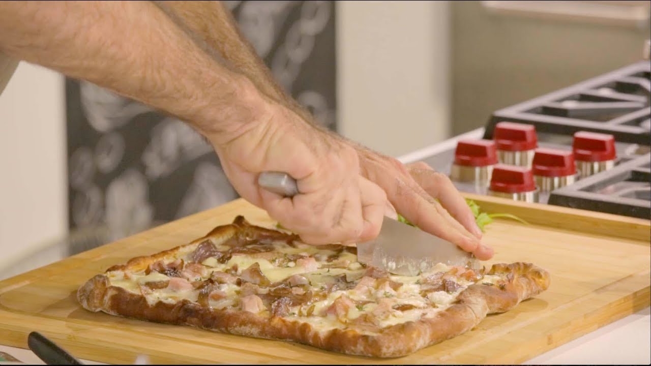 Πίτσα με κρέμα φέτας και καπνιστό χοιρινό  | DoT