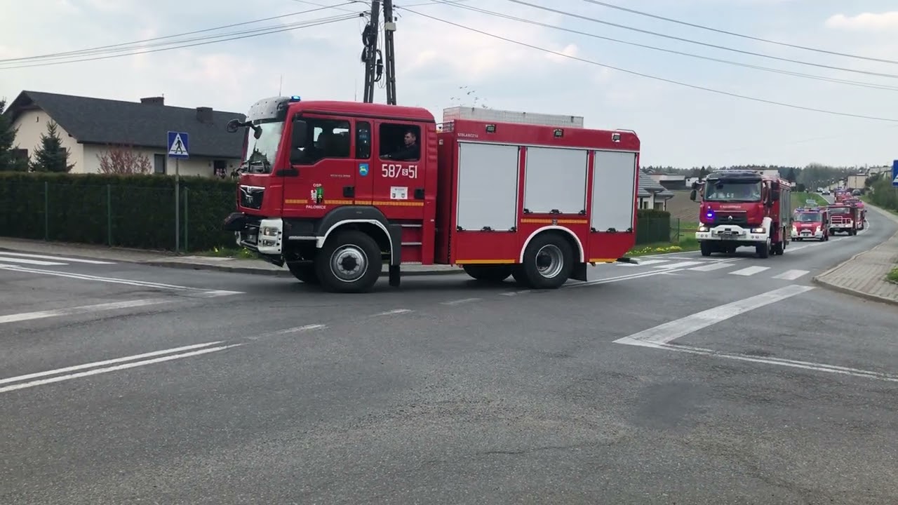 Alarmowy przejazd samochodów bojowych OSP przez Palowice z okazji gminnych obchodów Dnia Strażaka