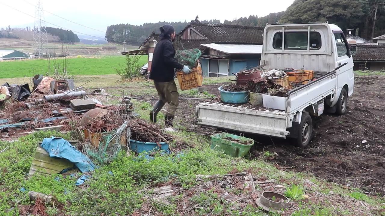 竹の根を掘って耕運機で畑にし、鉄くずも片付けていく｜ブルーベリー周辺も畑にする
