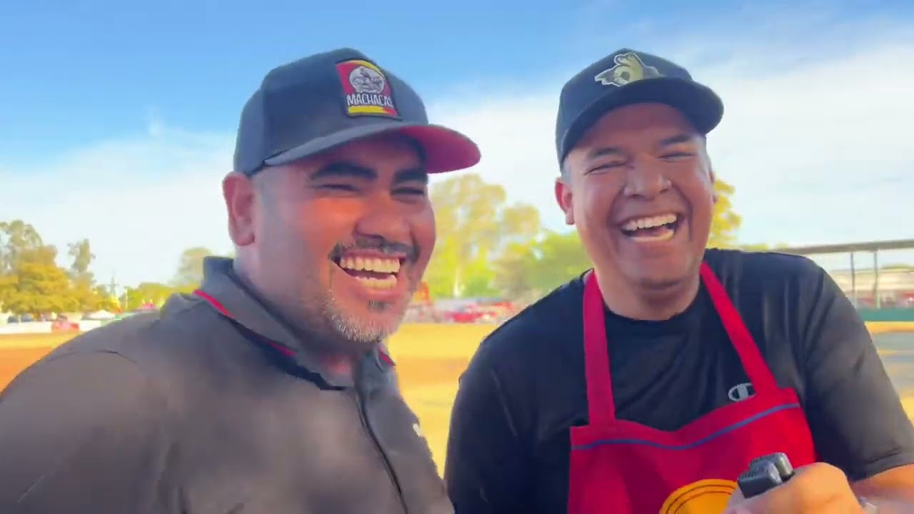 Botana y cotorreo en la feria del tomate