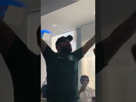 الشاعر فهد الشهراني يبكي