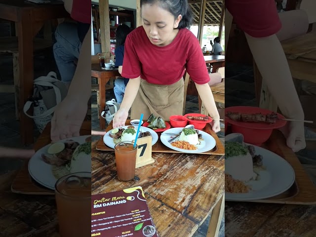 An Indonesian Waitress Is Serving up Batak Food for Lunch🍜🇮🇩 #indonesian #batak #indonesianfood class=