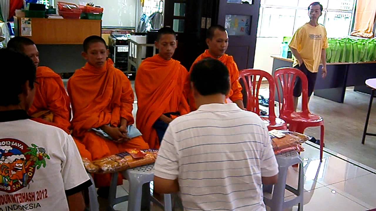Devotees giving red packet money to Sangha at  Palme Gon Buddhist Association on 19.8.2012 .