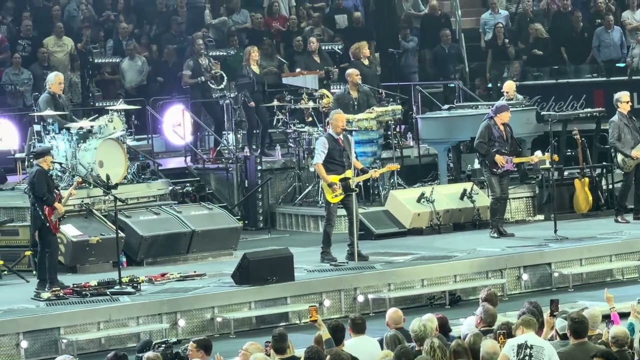 Bruce Springsteen & the E Street Band - Born To Run - Live New