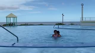 おしゃれなBGMでも結局ふざけ合う双子のじゃれあい